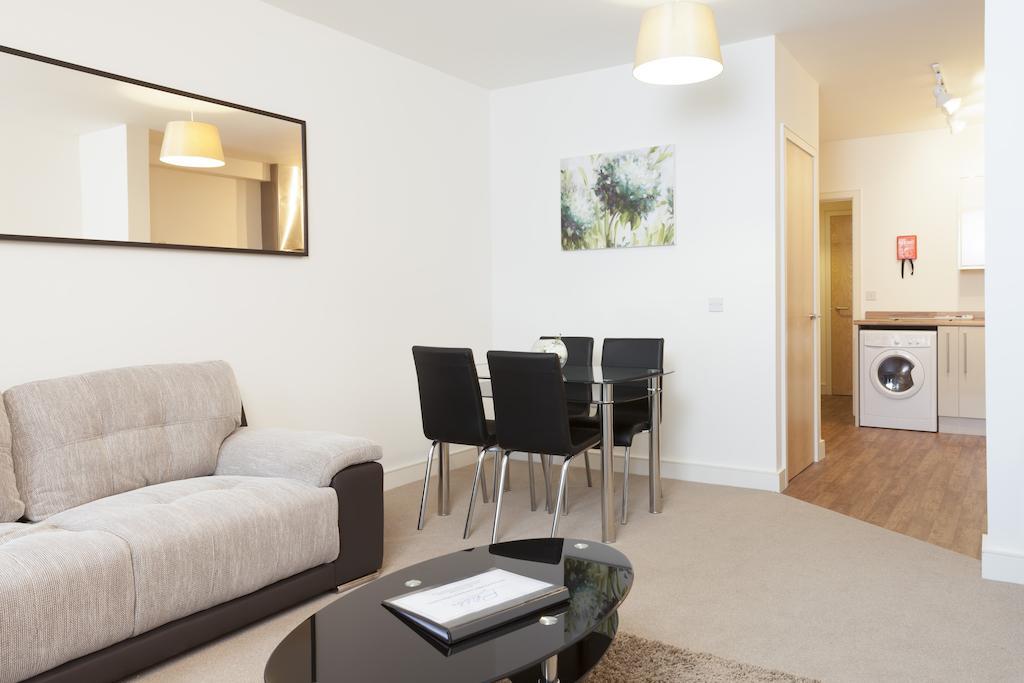 The Coliseum Apartments Cheltenham Rum bild